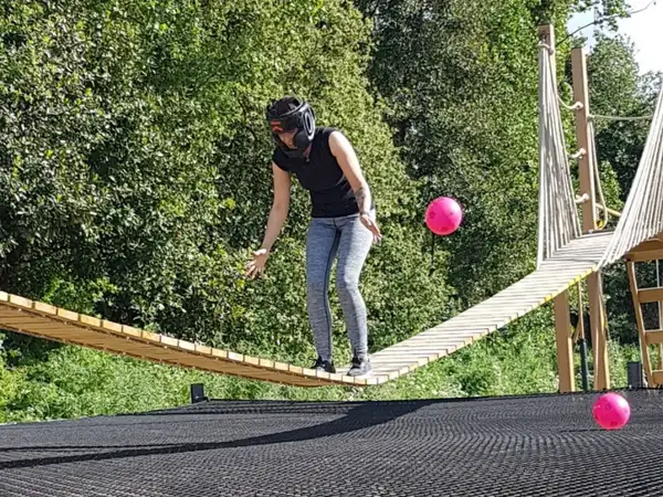 Una participante cruza el puente de cuerdas